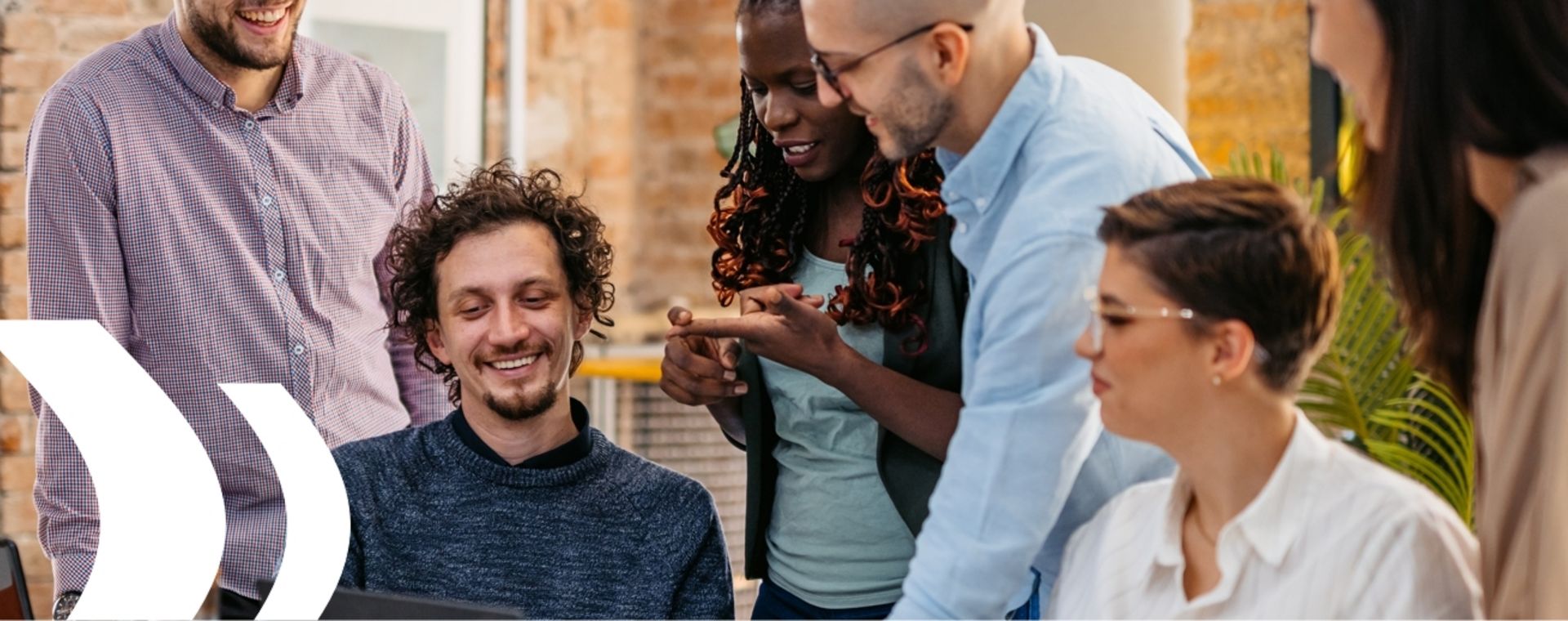 Kollegen im Meeting symbolisieren den Aufbaulehrgang im Qualitätsmanagement zur Vertiefung und Optimierung von Managementsystemen.