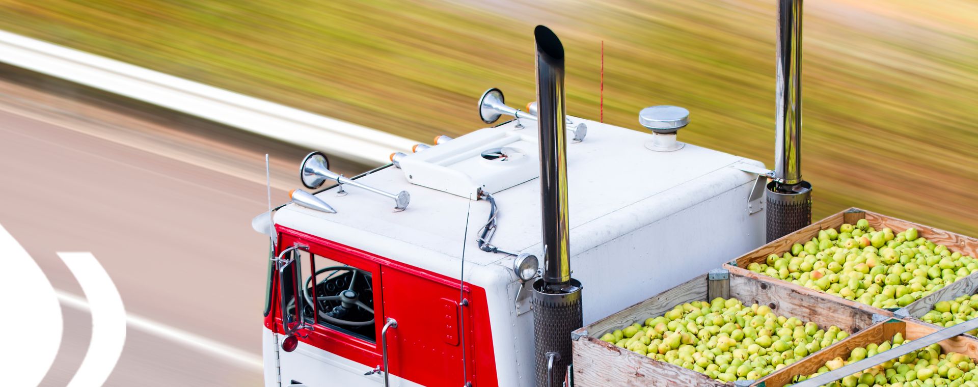 LKW mit Äpfeln beladen, symbolisiert die Schulung zum IFS Logistics Standard im Bereich Lebensmittellogistik.