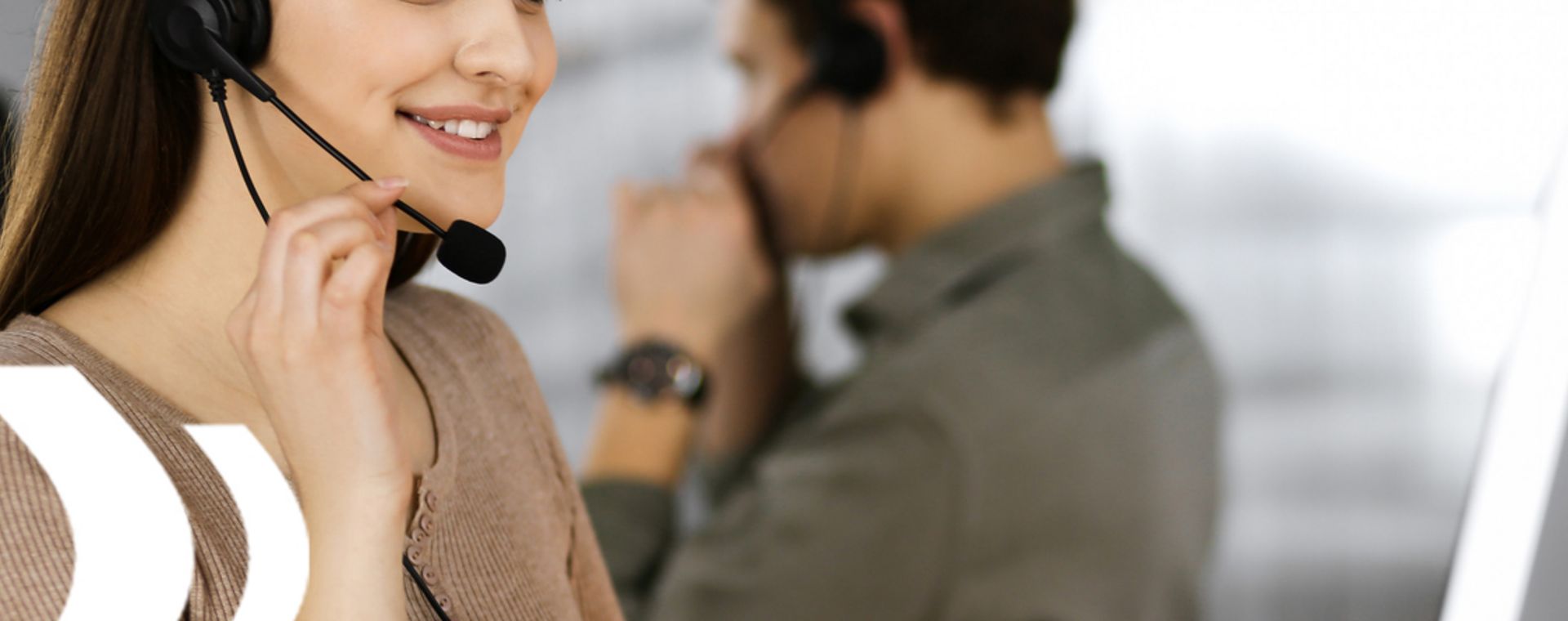 Frau mit Headset im Gespräch mit einem Kunden, symbolisiert den Workshop zur Kundenzufriedenheitsanalyse und zur systematischen Ermittlung von Kundenfeedback.