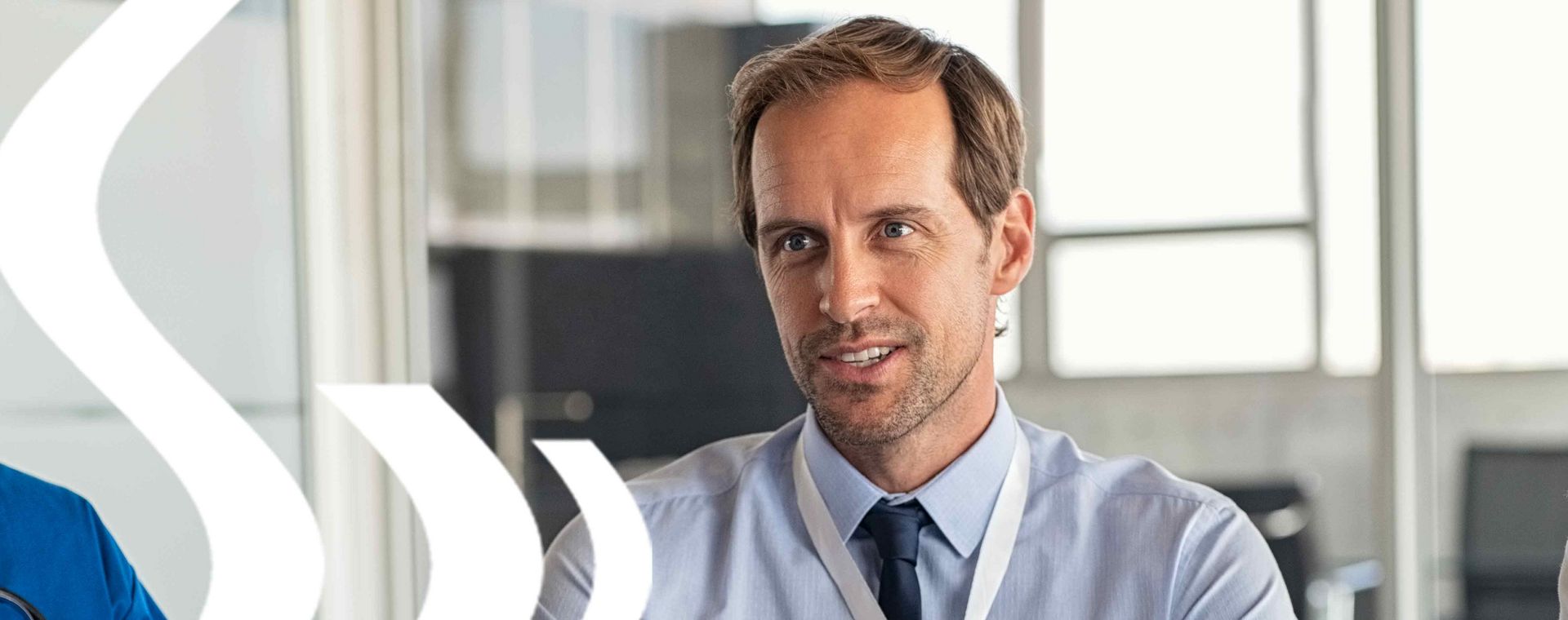 Schulung für Medizinprodukteberater nach § 83 MPDG – Kompetente Beratung durch Schillinger & Partner gemäß EU- und nationalen Vorschriften Medizinprodukteberater im Gespräch mit Geschäftsleuten, symbolisiert die Schulung nach § 83 MPDG für rechtssichere und kompetente Beratung.