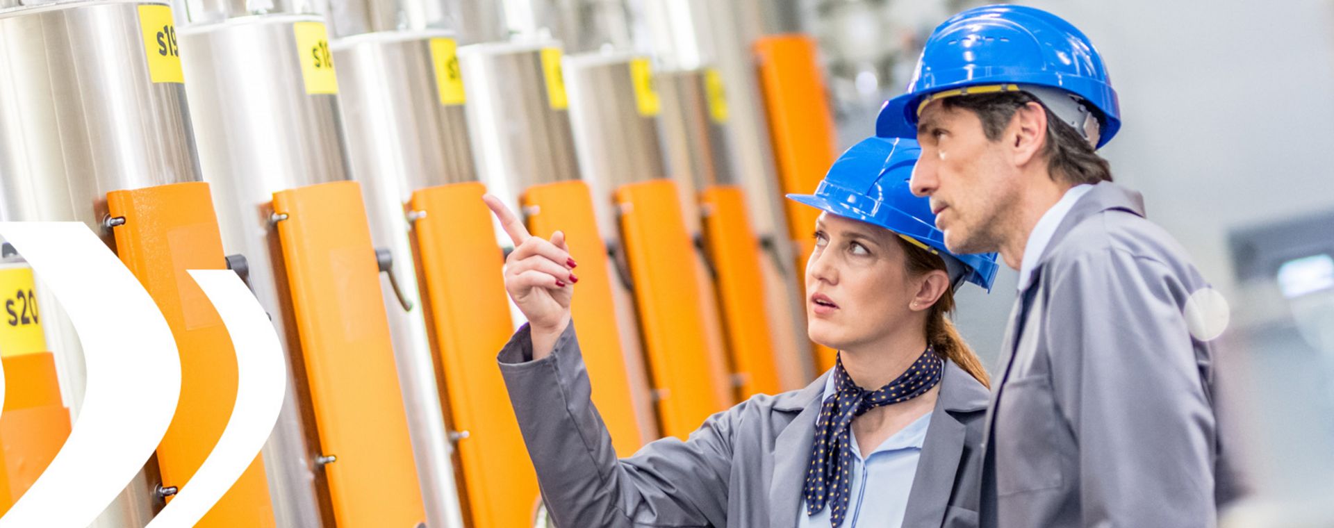 Praxisworkshop für interne Prozessauditoren nach VDA 6.3 Zwei Personen beim internen Prozessaudit an einer Maschine in der Automobilindustrie