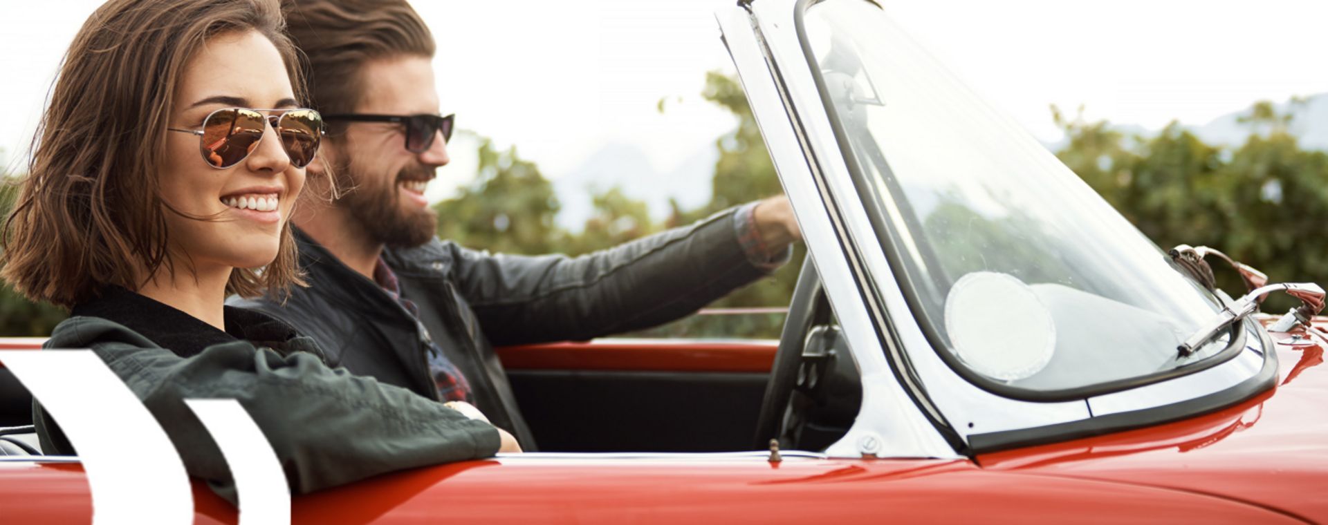 Zwei Personen im Cabrio, symbolisieren praxisnahe IATF 16949 Schulung im Qualitätsmanagement der Automobilindustrie.