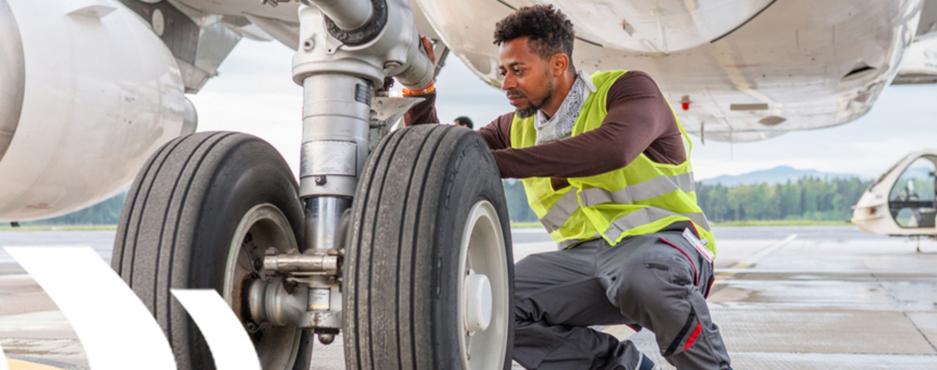 Mann inspiziert Passagierflugzeug, symbolisiert die Schulung zu EN 9100 für Qualitätsmanagement in der Luft- und Raumfahrtindustrie.