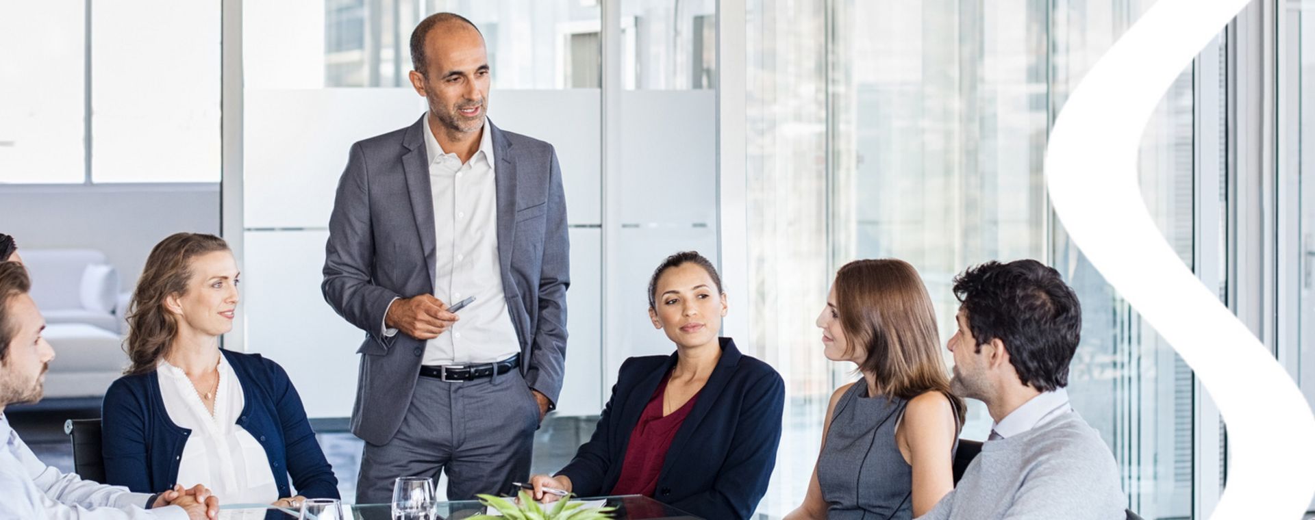 Mann gibt im Büro eine Präsentation und vermittelt praxisorientierte Beratung für individuelle Managementlösungen.